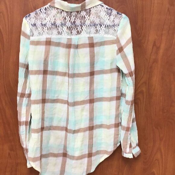 Very nice plaid and sheer lace shoulder blouse by Hem & Thread Size 8 - Picture 6 of 7